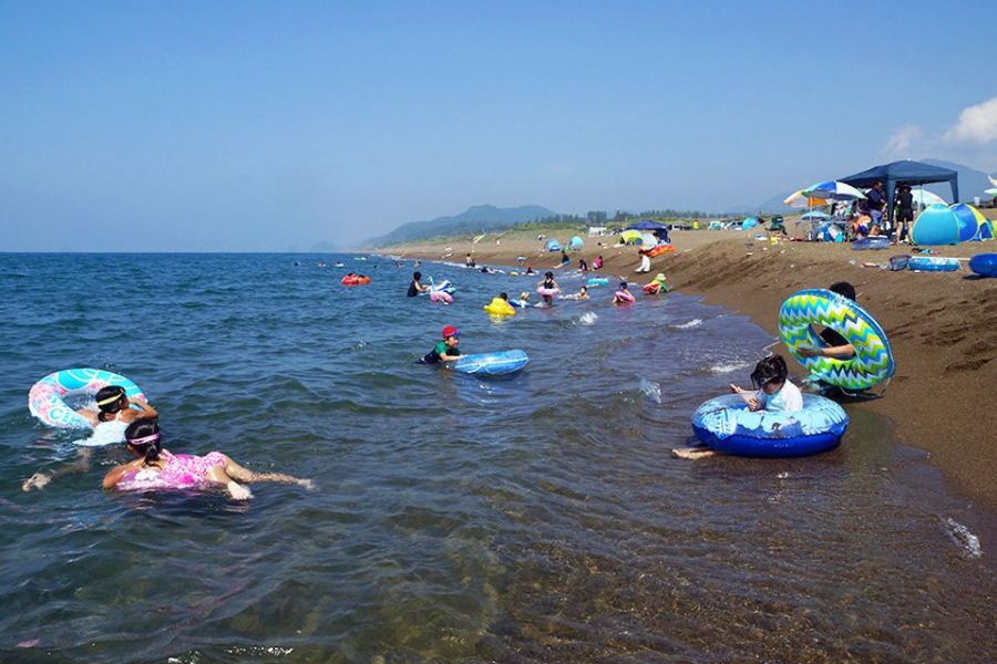 家族連れで賑わう柿崎中央海水浴場