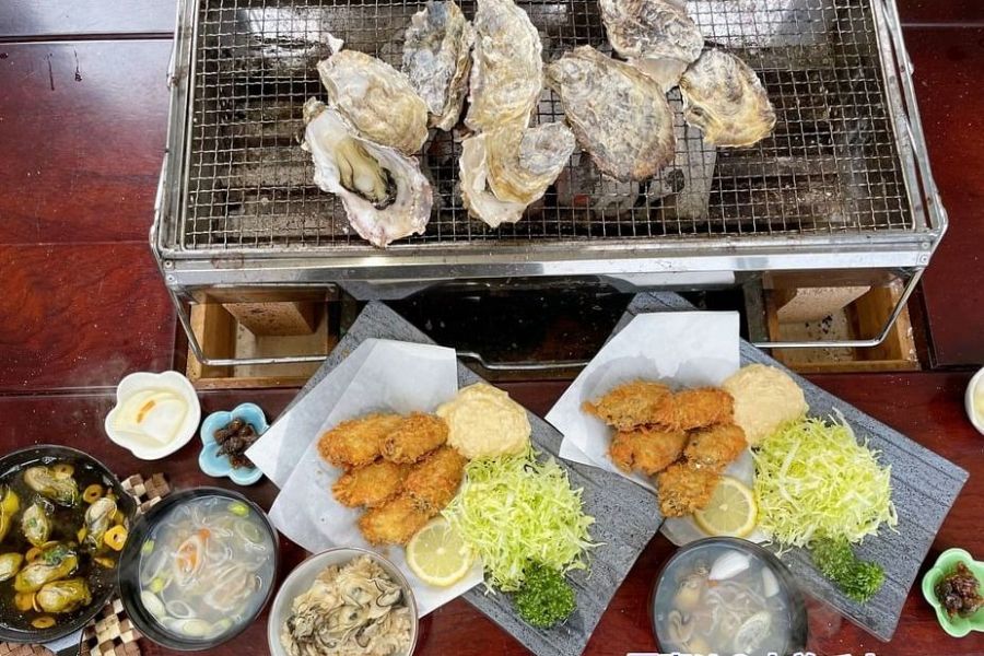 両津港から徒歩圏内！ぷりっぷりの加茂湖の牡蠣を炭火焼きで存分に味わう かき家みうらさんの牡蠣料理プラン