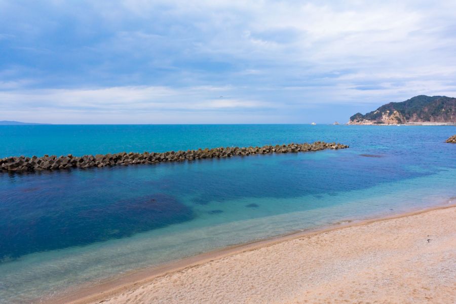 碧い海と白砂のコントラストが美しい