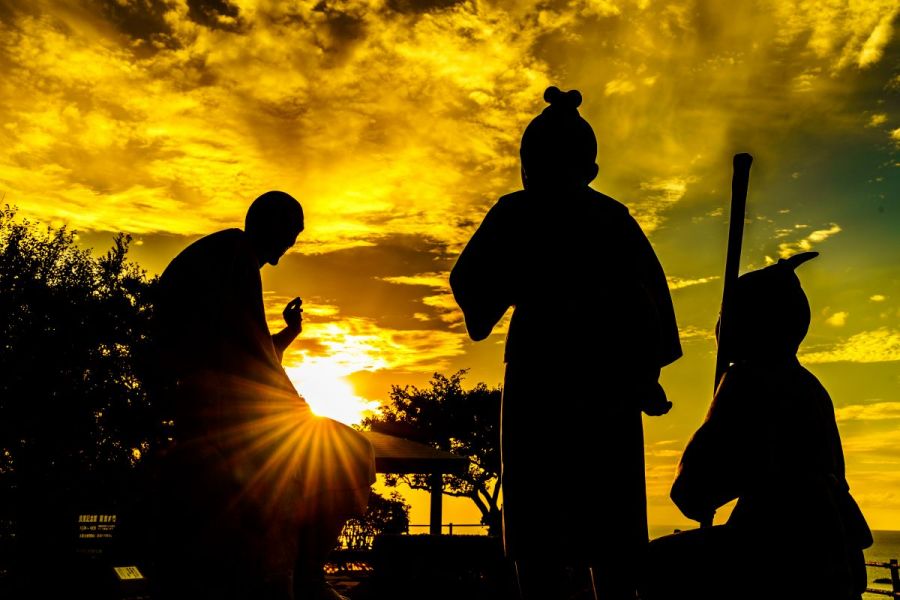 良寛と夕日の丘公園・良寛像