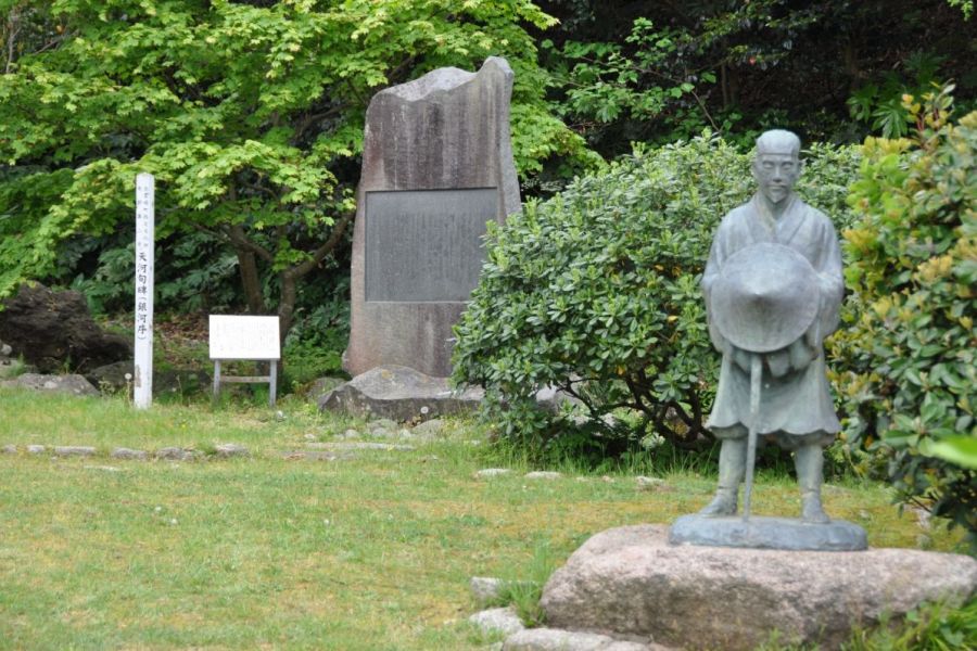 芭蕉園・松尾芭蕉像