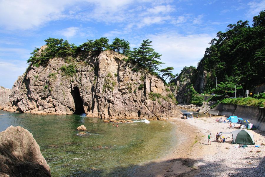 自然の造形美を間近に...眼鏡岩海岸