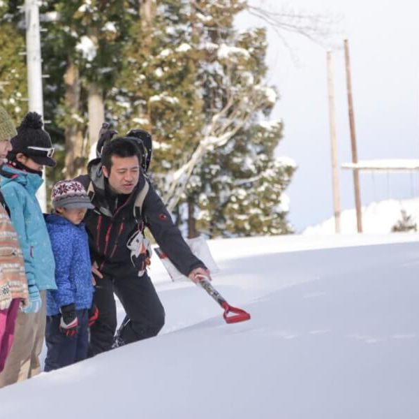 手軽に雪山を冒険！ スノーシュートレッキング & デイキャンプ