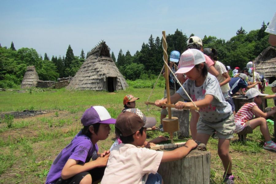 縄文ムラで火おこし体験