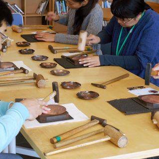 鎚起銅器の小皿/カップソーサーづくり体験