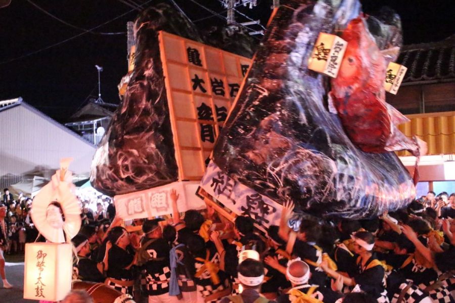 大岩万燈押し合い