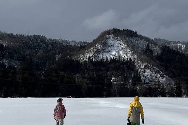 雪の上を歩く