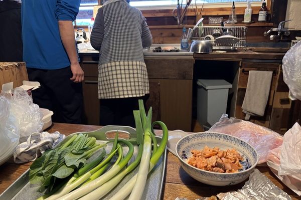 ごはんの時間：その季節の地元の食材を使用し、参加者の皆さんと一緒に作ります。時には地域の方が加わることも。