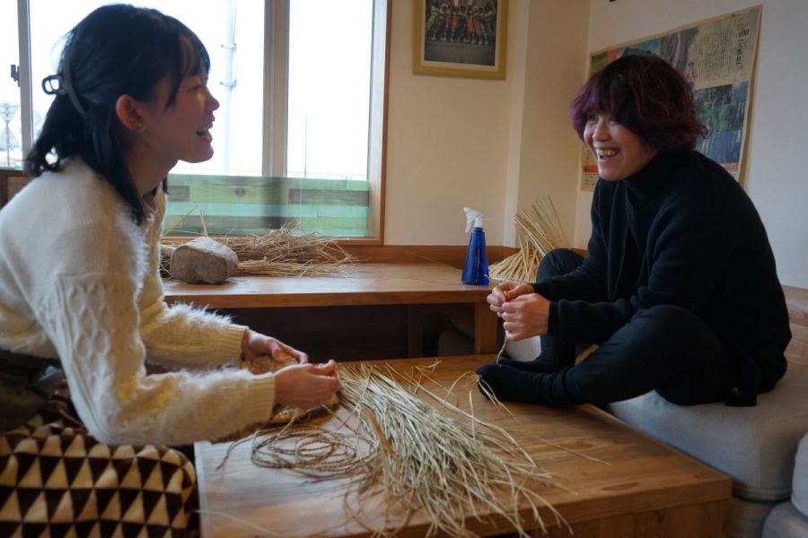 昔ながらの手しごとといっぷく。カフェで過ごす藁鍋敷き作りとゆったり『こびり』プラン