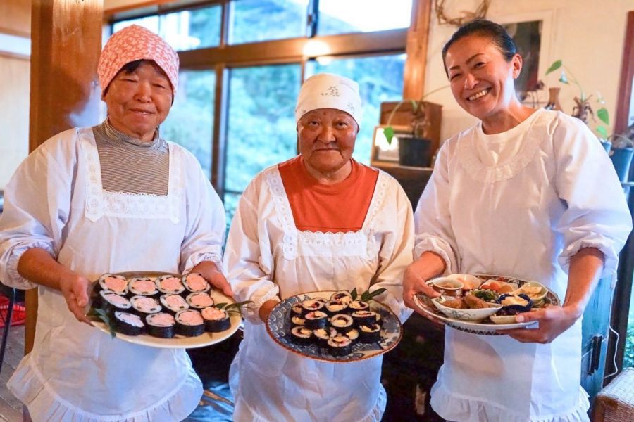 地元お母ちゃんと作る佐渡の『のり巻き作り』体験 ～海が見える高台のレストランの薬膳ランチ付き～