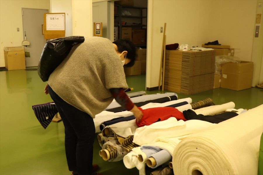 自社会場・新栄ニット「生地売り」