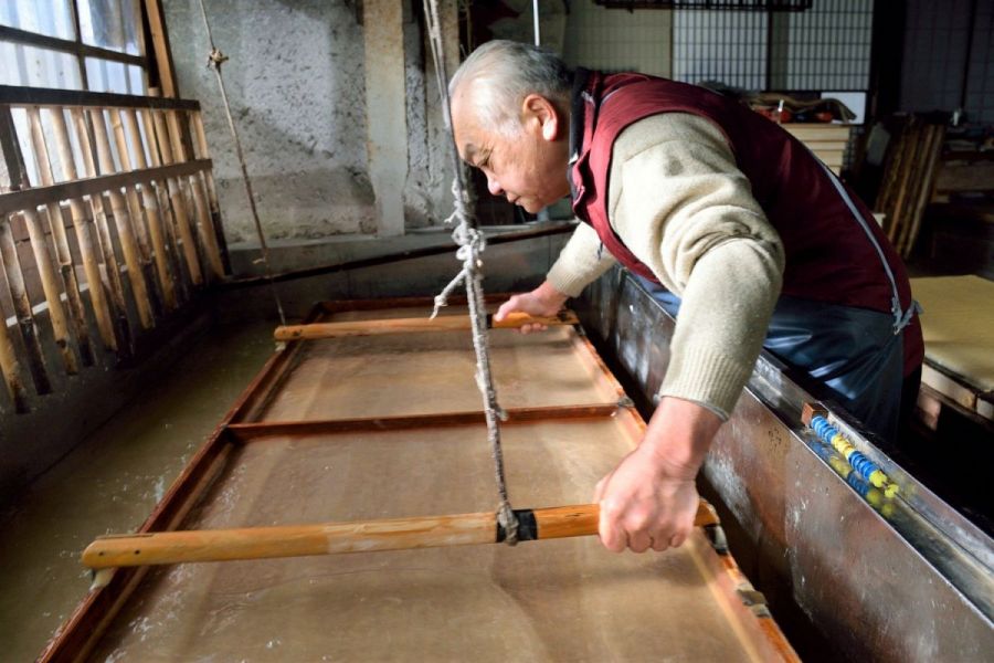 紙漉き技術の実演