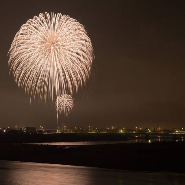鎮魂と世界平和の祈りを夜空へ