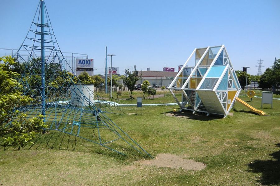 Iゾーン サイエンスプレイパーク　「ザイルクライミング」（左）、「ワンダーキュービック」（右）