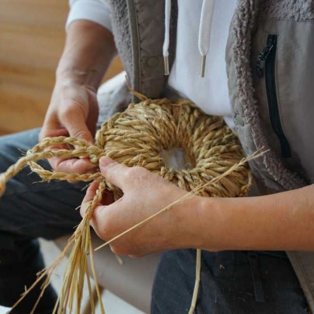 昔ながらの手しごとといっぷく。カフェで過ごす藁鍋敷き作りとゆったり『こびり』プラン
