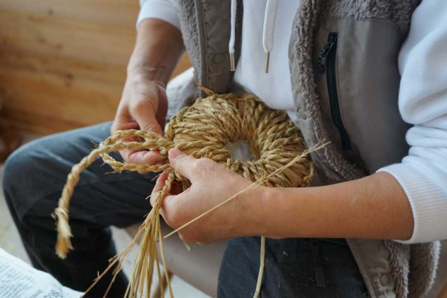 昔ながらの手しごとといっぷく。カフェで過ごす藁鍋敷き作りとゆったり『こびり』プラン