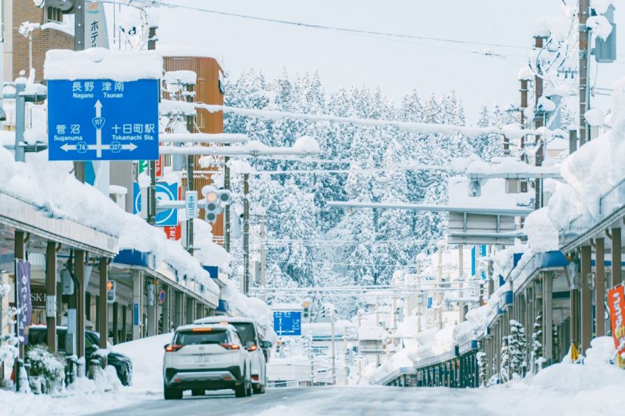 車窓からは雪国の風景が楽しめます photo Kanemoto Rintaro