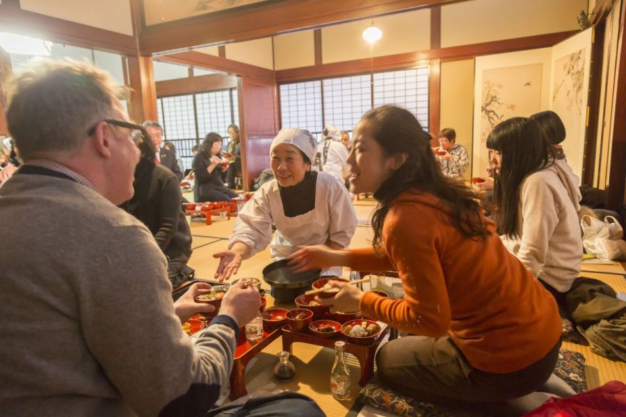 雪見御膳での集落のおもてなし photo Nakamura Osamu