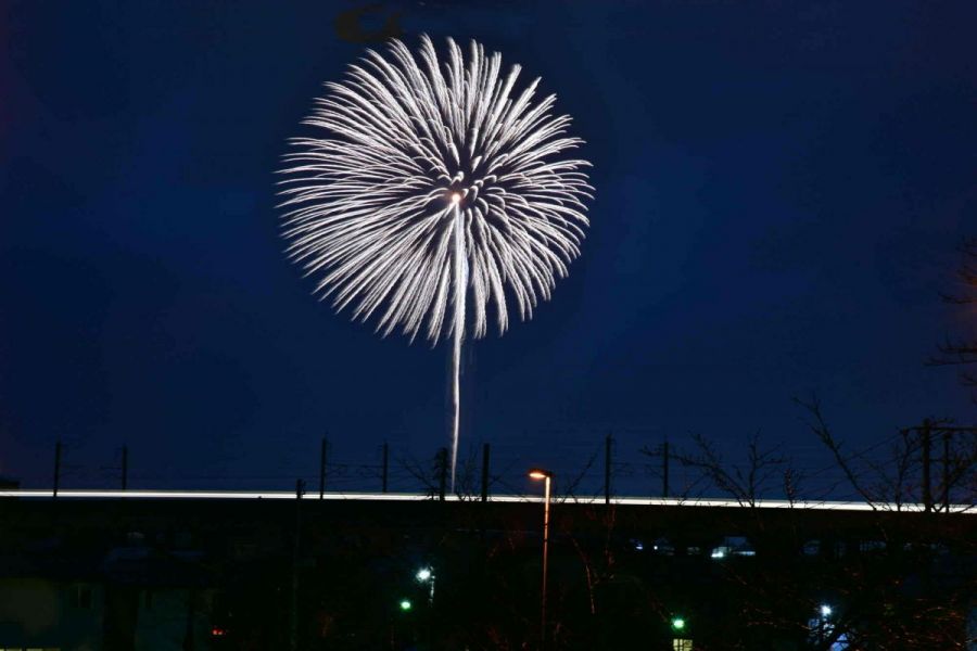 鎮魂と世界平和の祈りを夜空へ