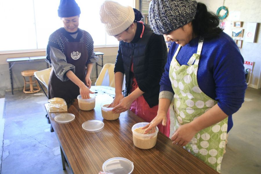 初めてでも安心♪佐渡麹で手前味噌体験