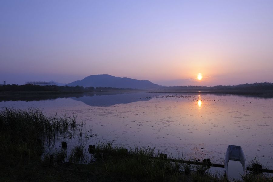 水面に映る夕日と角田山