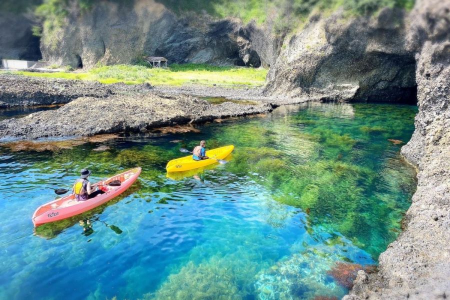 佐渡のきれいな海と最高のロケーションでシーカヤック体験（小木琴浦洞窟）