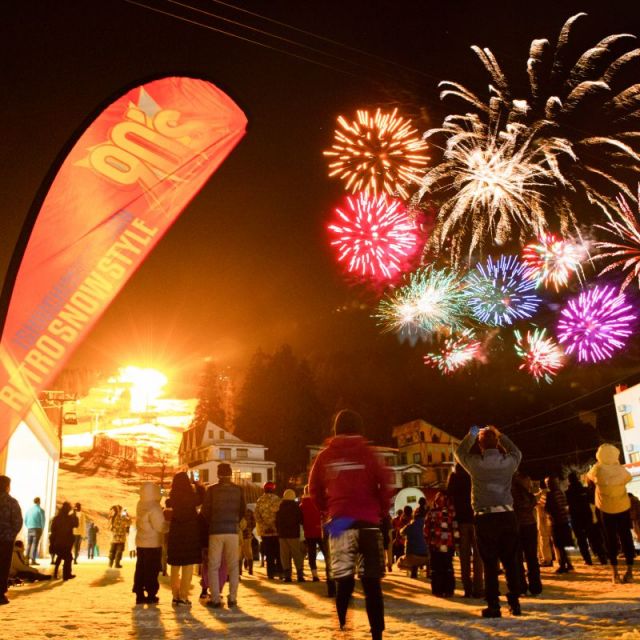 夜空を彩る雪上打上げ花火