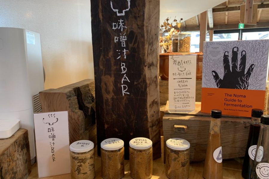 「味噌汁BAR」体験料500円/1人で摂田屋エリアの味噌、醤油を味わえる。カウンターでお椀をもらってお好きなブランドで何杯も楽しめます。