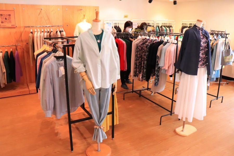 自社会場・第一ニットマーケティング　ニットファクトリーアウトレットショップ「Primera」