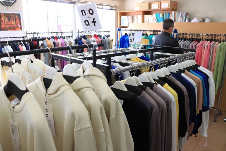 自社会場・第一ニットマーケティング　日本で唯一のエクストラファインゲージ「FF30」を主とした、ジェンダーレス・エイジレスブランド「no+af」