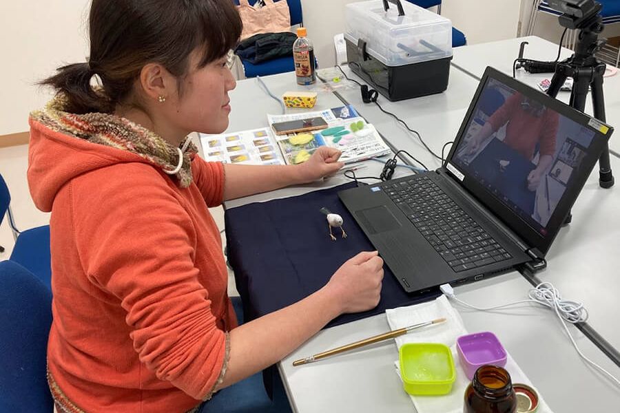 オンライン野鳥こけし作り教室の様子