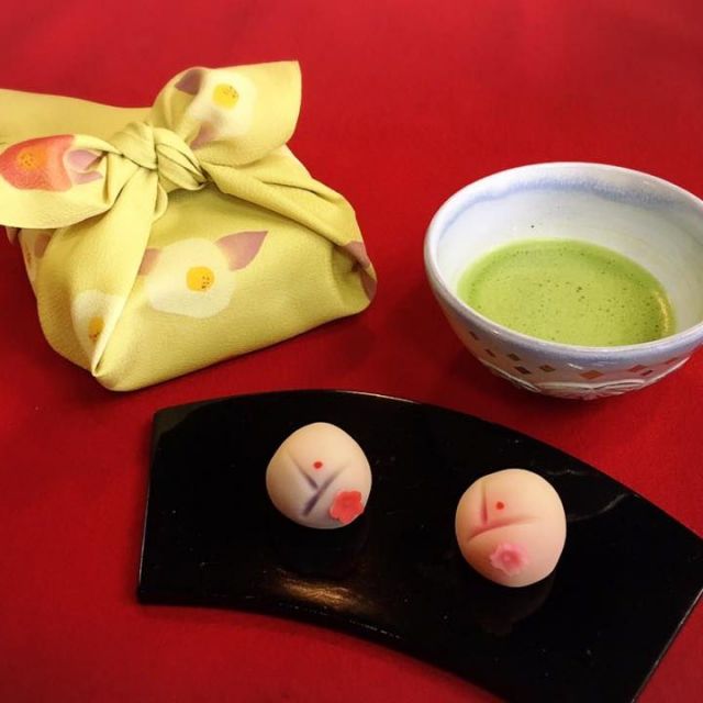 お庭を眺めながらお抹茶を！