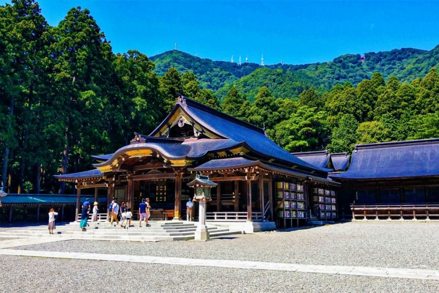 「おやひこさま」で親しまれている越後一宮「彌彦神社」