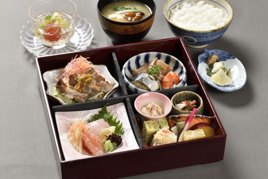 料亭でのお食事（割烹螢）