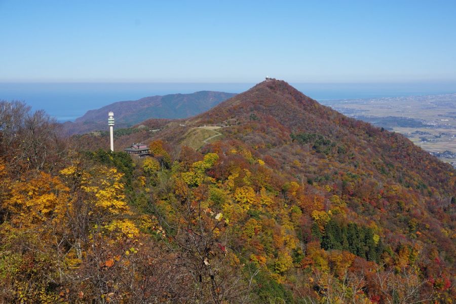 紅葉に色づく秋、山頂から望む多宝山