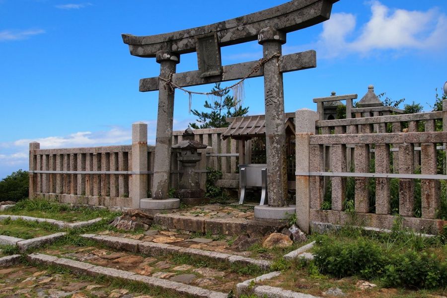 山頂には彌彦神社御神廟があります。