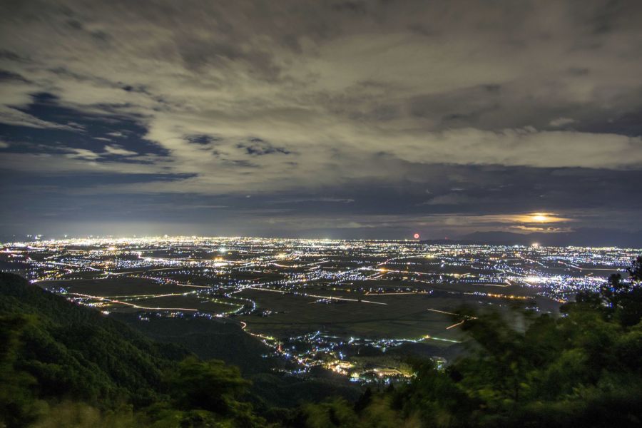 夜空と越後平野の夜景を望む