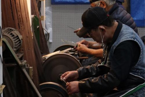 鍛冶職人による包丁研ぎ