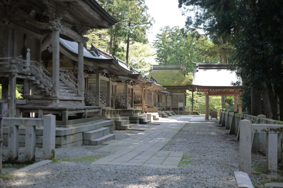 彌彦神社境内末社十柱神社社殿