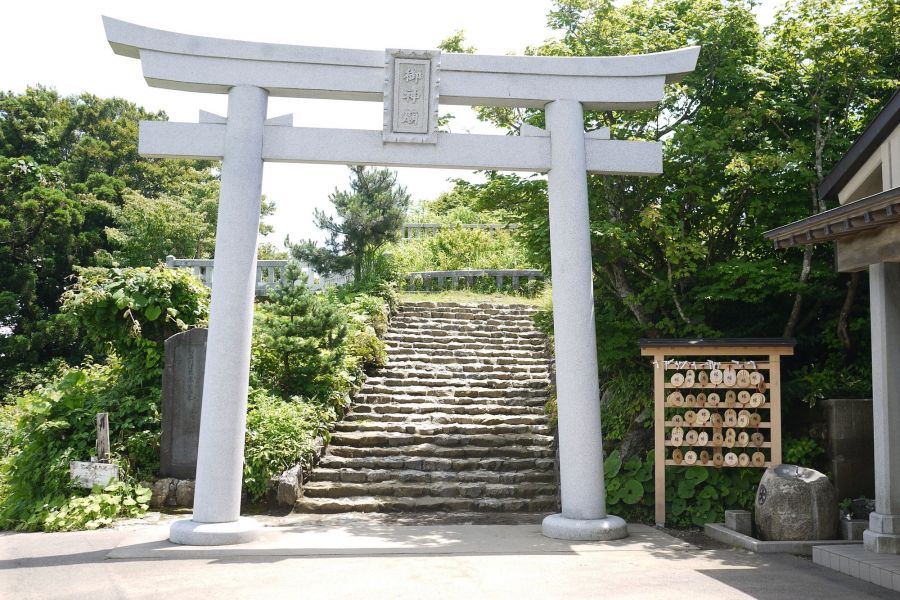 彌彦神社御神廟 新潟の観光スポット 公式 新潟県のおすすめ観光 旅行情報 にいがた観光ナビ