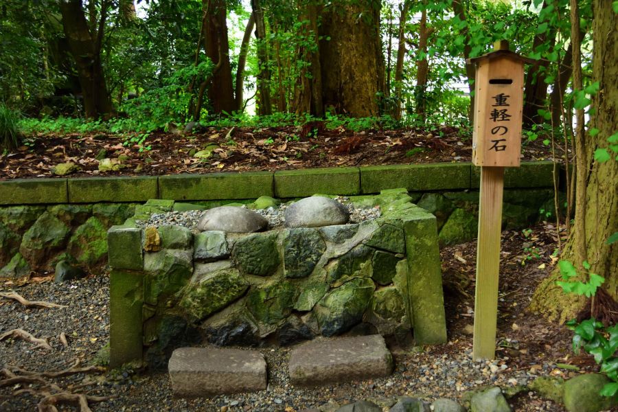 持ち上げて占う「火の玉石（重軽の石）」