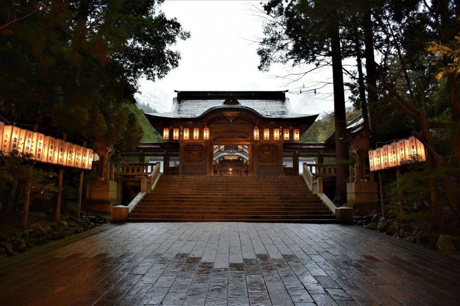 新年を迎える準備をする弥彦神社