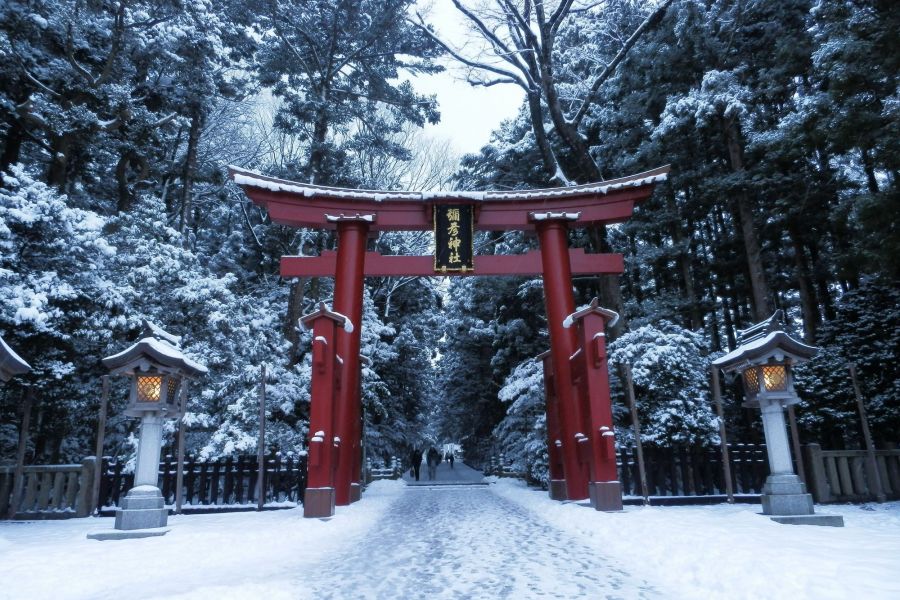 冬、雪に覆われた「一の鳥居」