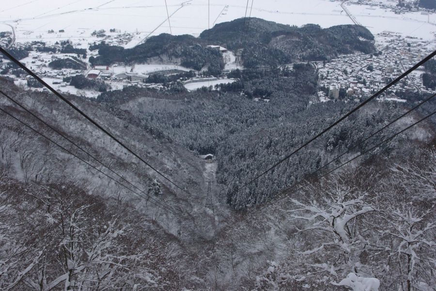 雪景色の越後平野と弥彦山