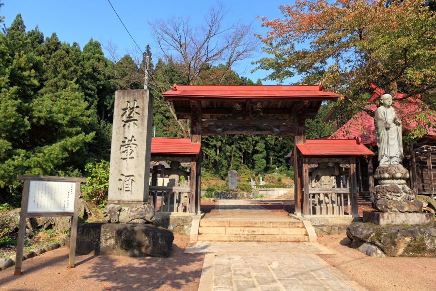 山門（赤門）前に立つ二つの石碑は雲蝶作