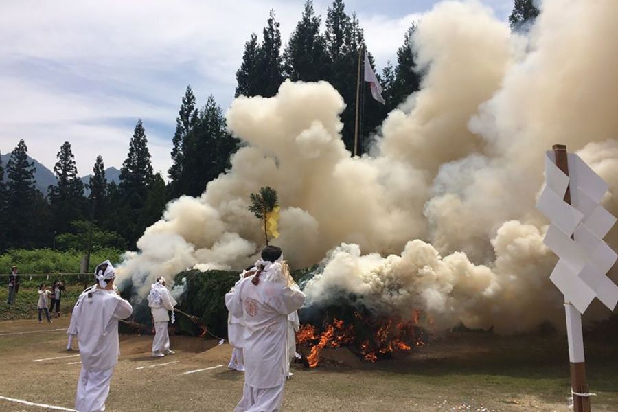 八海山大倉口火渡り祭