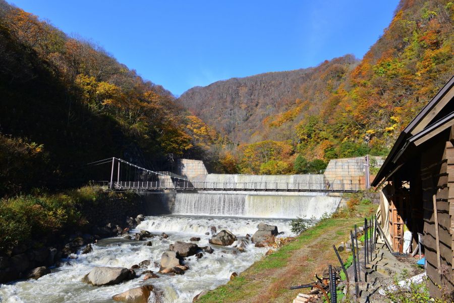 堰と紅葉のコラボレーション