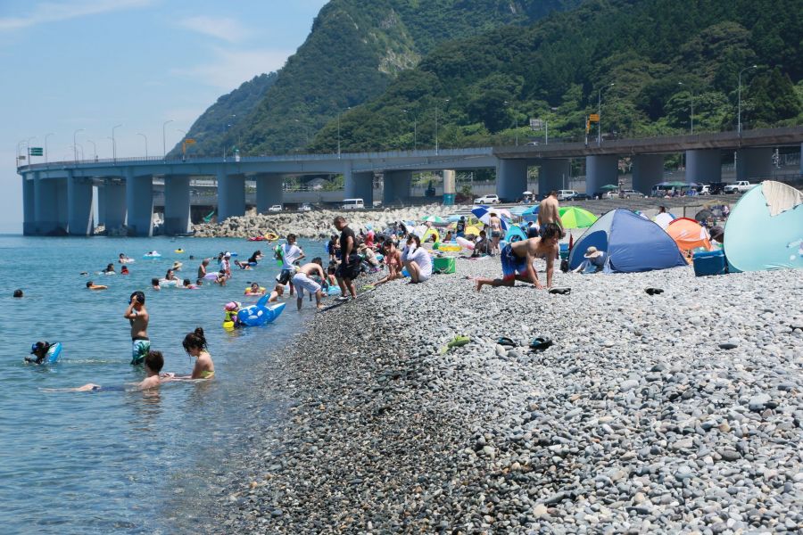 親不知海水浴場 新潟の観光スポット 公式 新潟県のおすすめ観光 旅行情報 にいがた観光ナビ