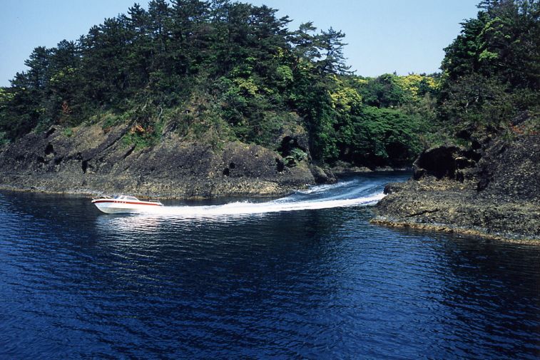 青の洞窟を高速モーターボートで行く！琴浦洞窟 (竜王洞) めぐり