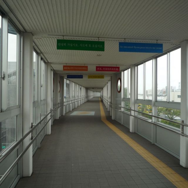 朱鷺メッセ連絡通路と佐渡汽船乗り場